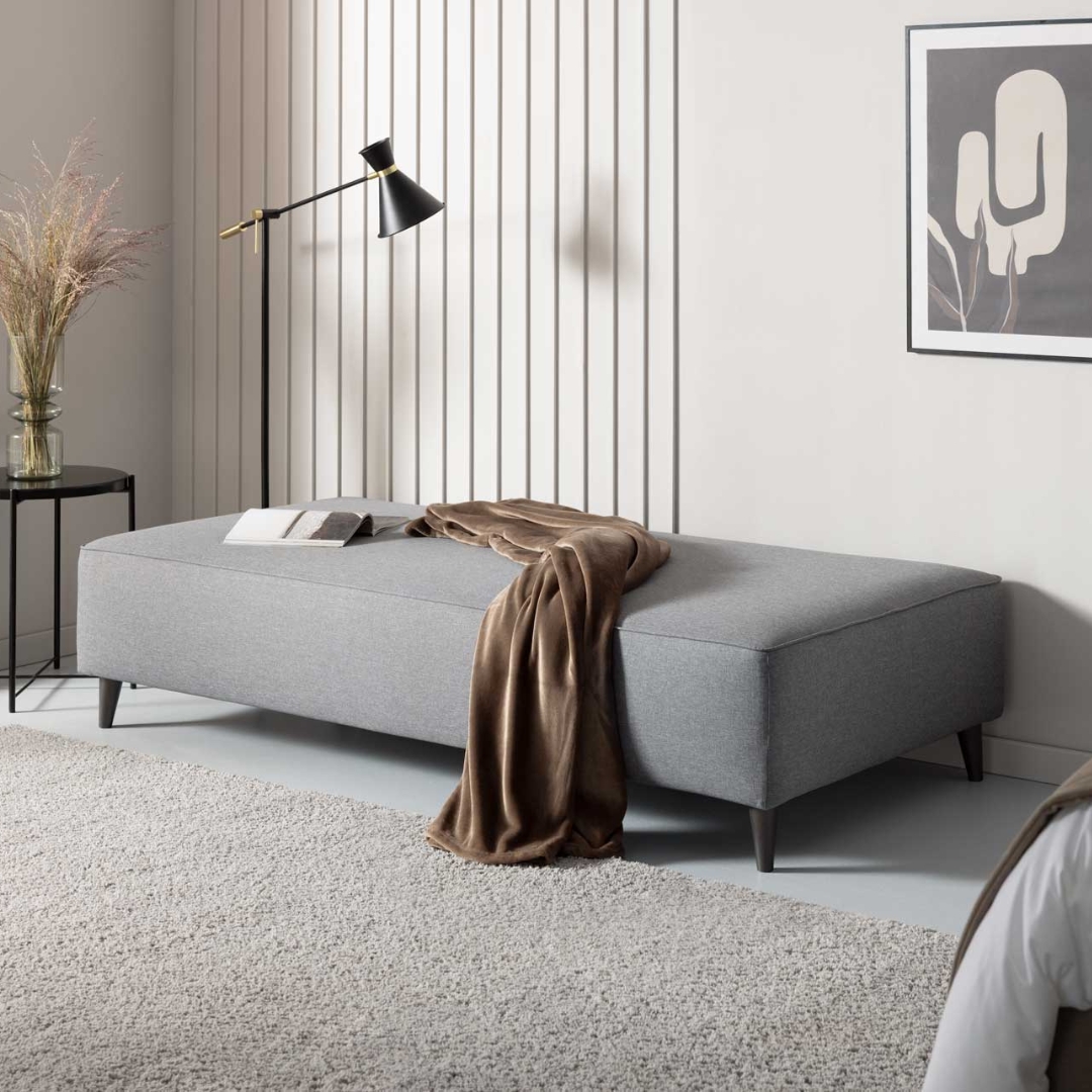 Schlafcouch Bardolino mit grauem Bezugstoff im Hotelzimmer