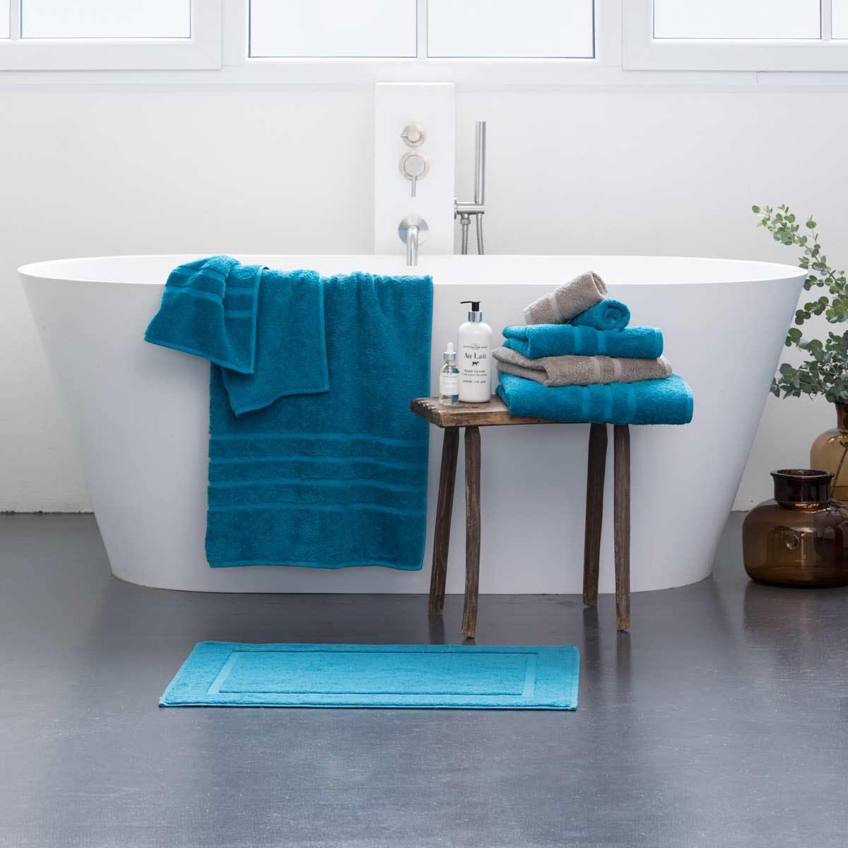 Frottierwaren drapiert vor einer Badewanne