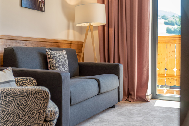 Schlafsofa Riva mit dunkelgrauem Bezug im Hotelzimmer vom Hotel Stadtvilla in Schladming